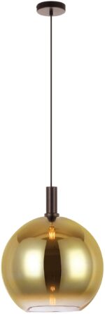 Een moderne hangende hanglamp met een metalen gouden bolvormige kap en een zwart snoer. De gloeilamp is zichtbaar in de semi-transparante kap en straalt een warme gloed uit. Het armatuur hangt aan een donkere metalen plafondbevestiging.