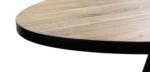 Close-up van een rond houten tafelblad met een gladde, lichte houtnerf afwerking, omrand met een dunne, donkere metalen strip. Het oppervlak is gekanteld, waardoor de textuur en het kleurcontrast tussen het hout en het metaal worden benadrukt.