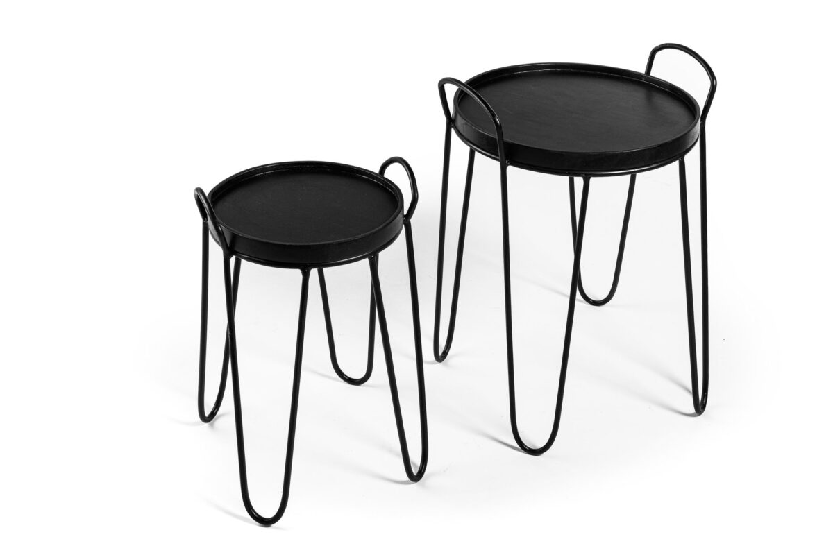 Set van 2 zwarte metalen salontafels (A340) met ronde bladen, opstaande randen en handgrepen. Elke tafel heeft drie haarspeld poten. De tafels verschillen in formaat en staan op een witte achtergrond.