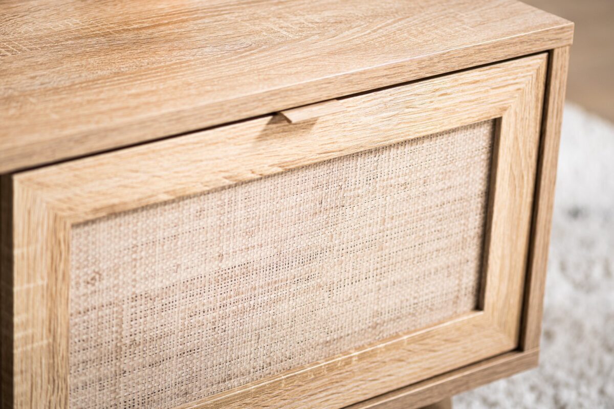 Een close-up van de Salontafel, 100x60 cm, M930 Sedona heeft een geweven frontpaneel met structuur en een kleine platte handgreep op de lade, tegen een lichtgekleurd donzig tapijt.