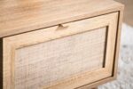 Een close-up van de Salontafel, 100x60 cm, M930 Sedona heeft een geweven frontpaneel met structuur en een kleine platte handgreep op de lade, tegen een lichtgekleurd donzig tapijt.