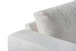 Close-up van de hoek van de 3 zits hoek rechts bank in de stof E460 beige Lord 22, met de gestructureerde bekleding en een deel van de rugleuning en armleuning tegen een witte achtergrond.
