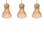 Drie gevlochten rieten hanglampen hangen aan zwarte snoeren tegen een effen witte achtergrond. De lampenkappen zijn wijd uitlopend en elke lamp straalt een warme, zachte gloed uit.