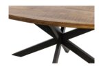 Close-up van een houten tafel met een rond, gestructureerd oppervlak en een zwart metalen X-vormig onderstel.
