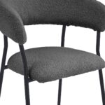 Grijs gestoffeerde stoel met een zitting en rugleuning van getextureerde stof. De stoel heeft een metalen frame met dunne poten en de rugleuning buigt zachtjes rond de zijkanten. Het algehele ontwerp is modern en minimalistisch.