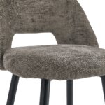 Close-up van de MFE-BC24HG-Bruin Barkruk, met een zitting en rugleuning van bruine stof met structuur, zwarte metalen poten en een uitsnijding tussen de zitting en rugleuning.