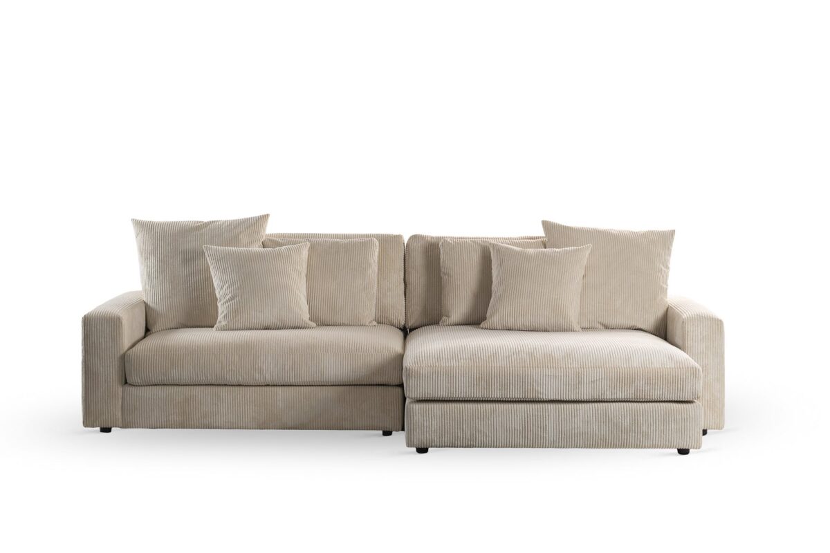 Een 3 zits bank CL L+R in Lincoln 83 stof (RIB920 naturel) met vijf kussens en een chaise aan de rechterkant, getoond tegen een effen witte achtergrond.
