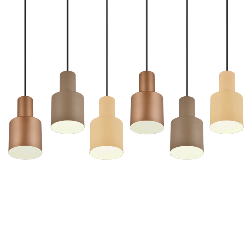 Zes moderne hanglampen hangen aan het plafond. Ze variëren in kleur, waaronder tinten brons, goud en bruin, gerangschikt in een afwisselend patroon. De lampen hebben een strak, cilindrisch ontwerp met een matte afwerking.