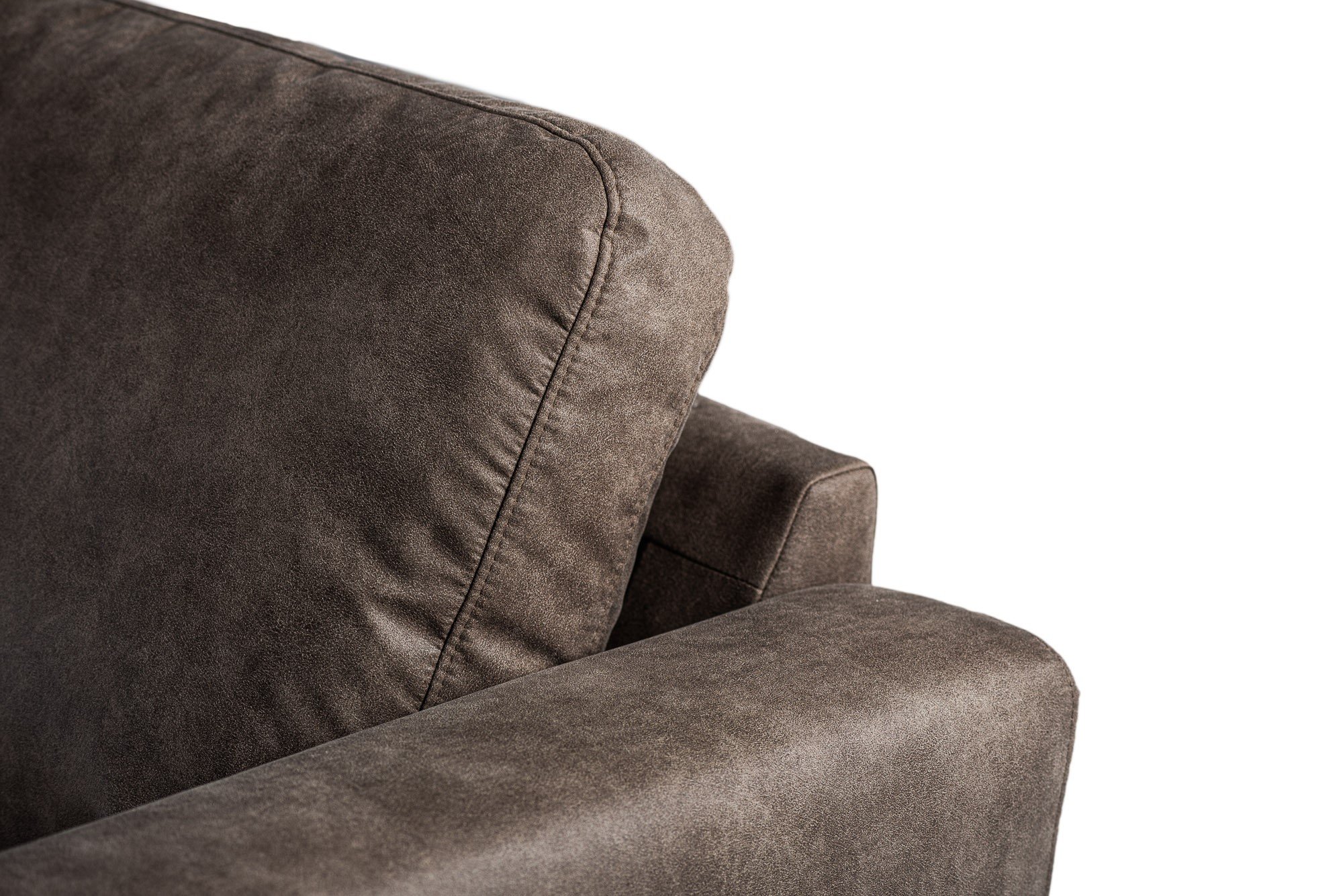 Close-up van de 3 zits hoek links sofa in Yuma 34, S520 taupe stof, met de armleuning, rugleuning en kussen tegen een witte achtergrond. De bekleding heeft een licht gestructureerde, suèdeachtige uitstraling.