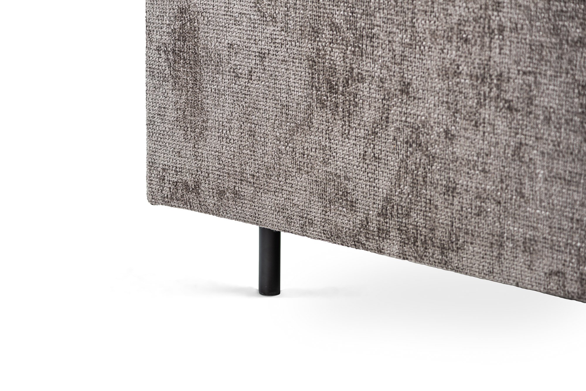 Close-up van de onderste hoek van de 3 zits hoek rechts, stof Haga 16, E230 antraciet met grijze structuurbekleding en een kleine zwarte cilindervormige metalen poot op een witte achtergrond.