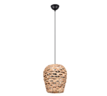 Een geweven rotan hanglamp met een zwart ophangsnoer en plafondbevestiging. Het ontwerp heeft een open weefpatroon, waardoor het licht erdoorheen schijnt.