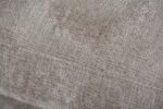 Close-up van de beige structuurstof Perfect Harmony 04 in R720 champagne, met zichtbare stiksels en een subtiel patroon, op de bank 3 zits hoek rechts.