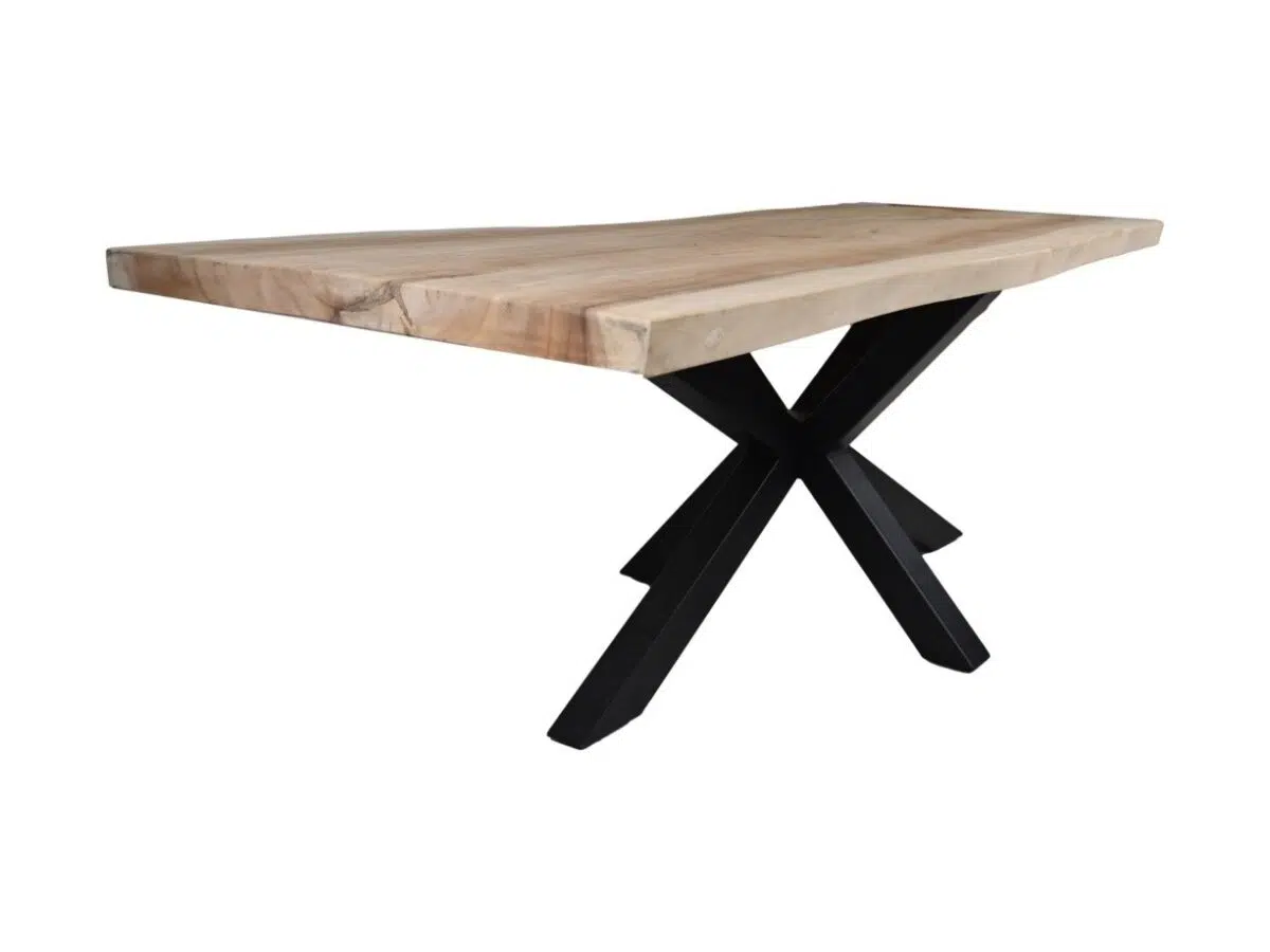 Een grote houten eettafel met een natuurlijke afwerking met een rechthoekig blad. De tafel heeft een zwarte, X-vormige metalen basis, wat zorgt voor een moderne en stevige uitstraling.