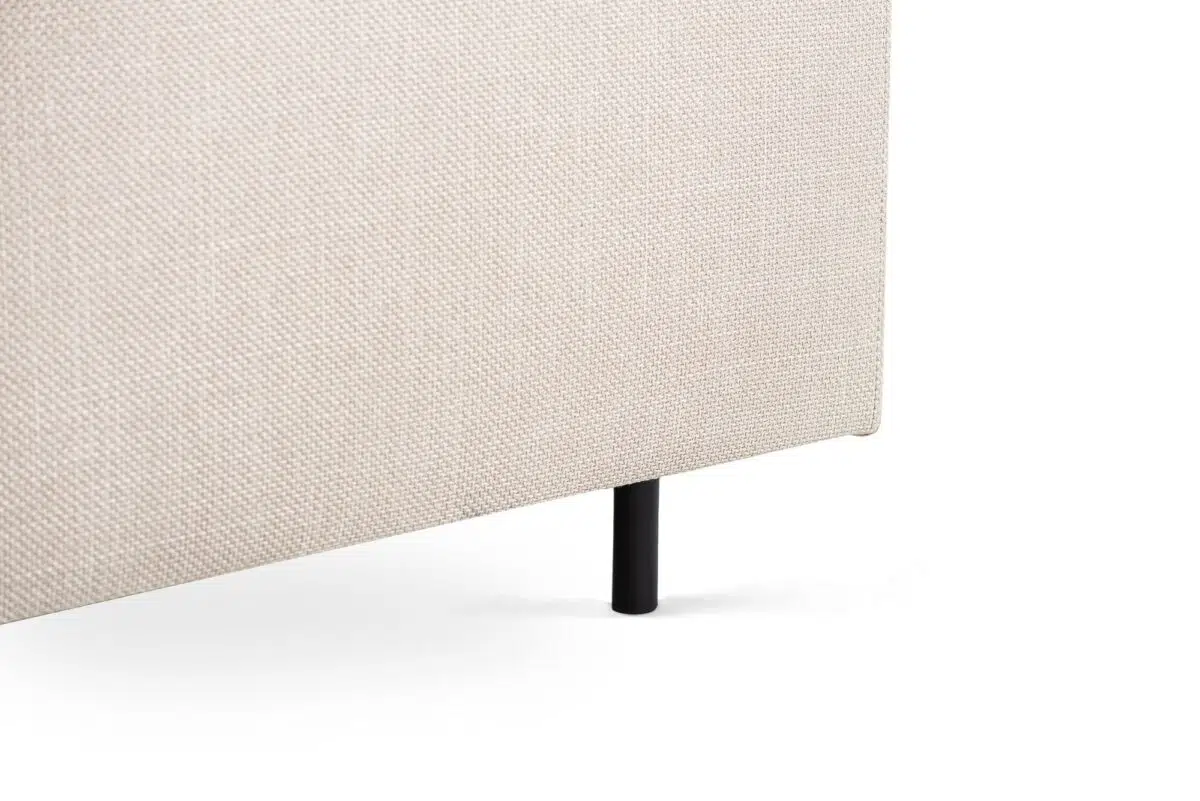 Close-up van de 3 zits hoek links sofa in Bjorn 24 stof, W460 beige, met een zichtbare zwarte cilindrische metalen poot tegen een witte achtergrond.