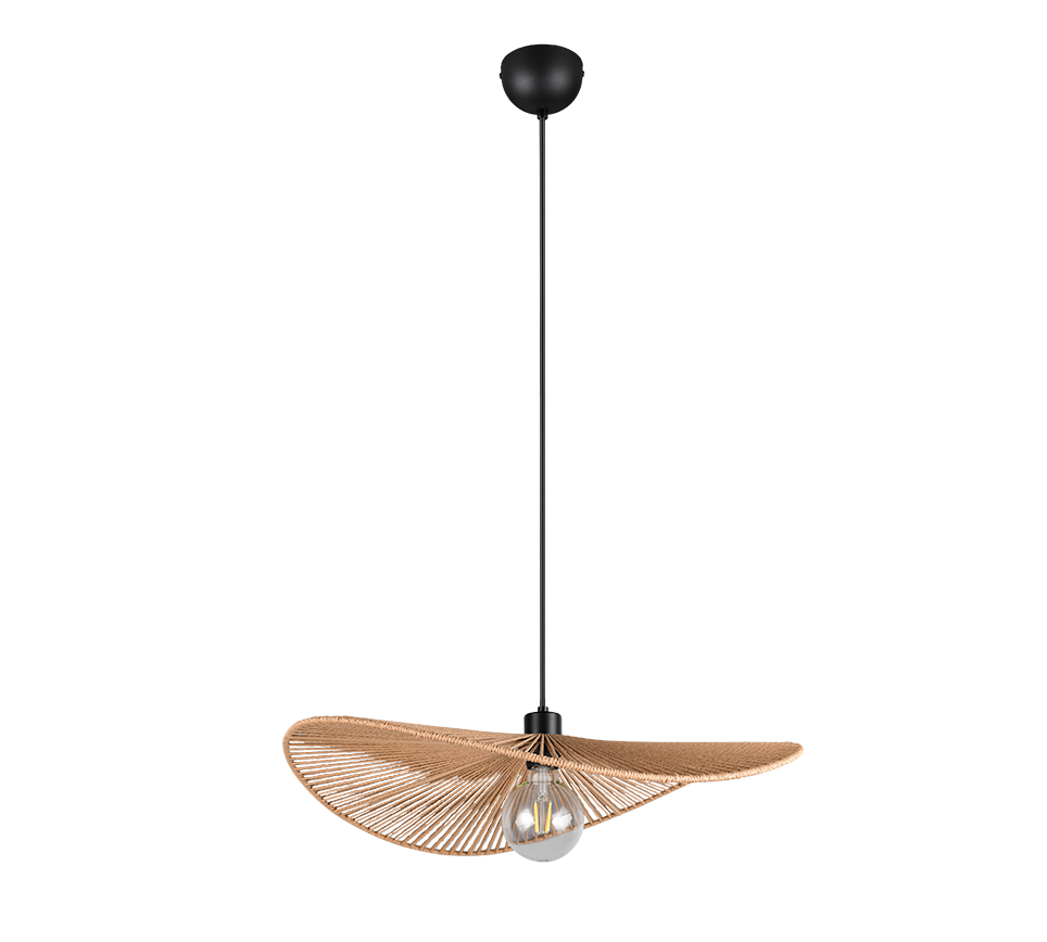 Hanglamp met een zwarte metalen steel en ronde plafondbevestiging, met een brede, gebogen rieten kap die lijkt op een wervelende hoed. De kap bedekt gedeeltelijk een zichtbare lamp, wat een elegante en moderne esthetiek creëert.