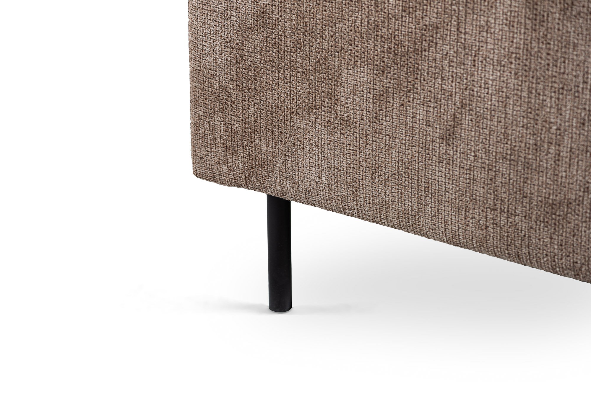 Close-up van de hoek van de 3 zits hoek rechts sofa in Lord 35 stof, E520 taupe, die het gestructureerde oppervlak en een slanke zwarte metalen poot tegen een witte achtergrond laat zien.