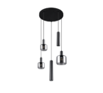 Moderne hanglamp met een zwarte ronde basis en vijf hanglampen. Vier lampen hebben cilindrische glazen kappen, terwijl één een eenvoudige langwerpige zwarte cilinder is, wat een eigentijds en strak design creëert.