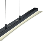 Een moderne, langwerpige zwarte hanglamp met geïntegreerde LED-verlichting, opgehangen aan twee dunne kabels. De lamp heeft een strak, minimalistisch design en straalt een zachte, witte gloed uit aan de onderkant.
