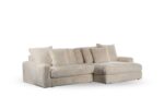 De 3 zits bank CL L+R, stof Vito 23, D460 beige is een beige corduroy sofa met brede armleuningen, zes bijpassende rugkussens en een chaise lounge aan de rechterkant, getoond op een witte achtergrond.