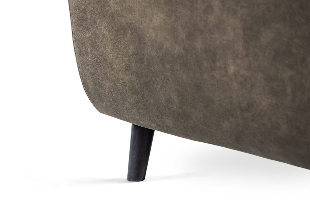Close-up van de 3 zits hoek rechts, stof Yuma 39, S156 groen - een gestoffeerde groene sofa met een zwarte schuine poot, getoond tegen een witte achtergrond.