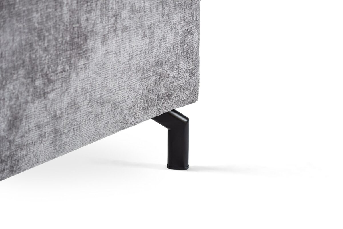 Close-up van de 3 zits hoek links sofa in Perfect Harmony 82 stof, R311 grijs, met een zwarte metalen poot, tegen een witte achtergrond.