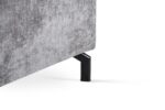 Close-up van de 3 zits hoek links sofa in Perfect Harmony 82 stof, R311 grijs, met een zwarte metalen poot, tegen een witte achtergrond.