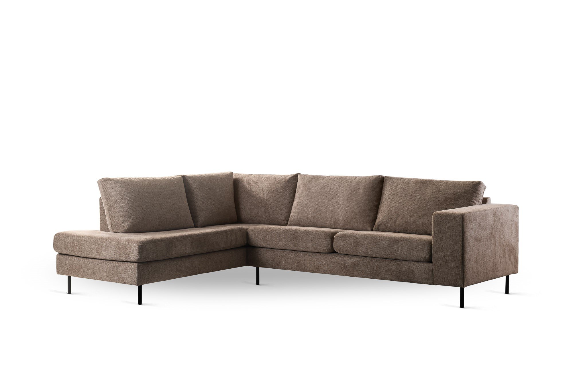 Een modern L-vormig bankstel, 3 zits hoek links in Lord 35 E520 taupe stof, met drie zit- en rugkussens en slanke zwarte metalen poten, afgebeeld tegen een witte achtergrond.