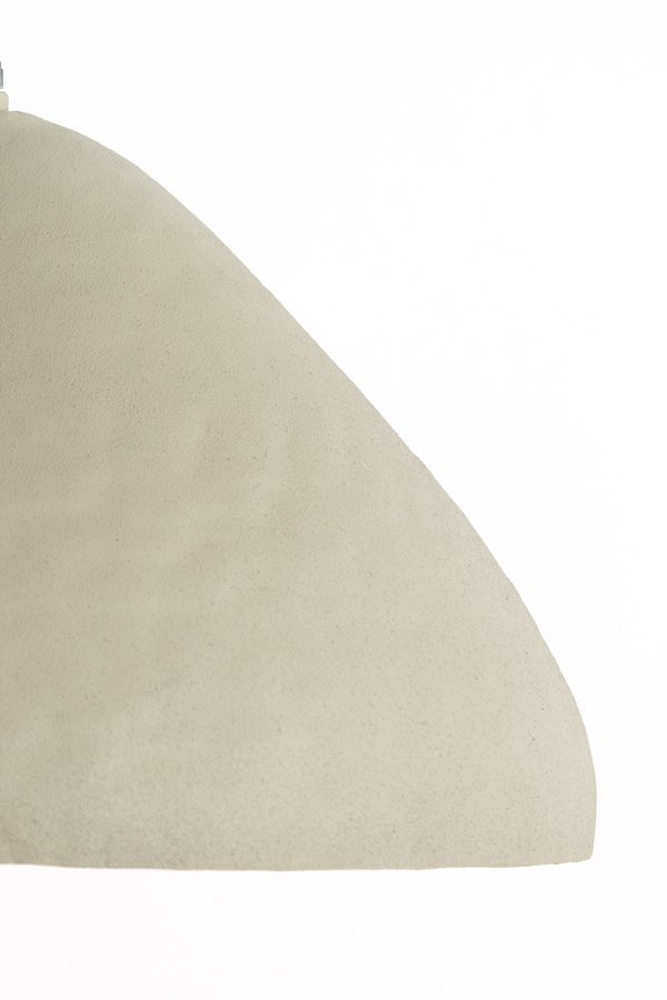 Close-up van een glad, beige, koepelvormig oppervlak tegen een witte achtergrond. Het oppervlak beslaat de linkerhelft van de afbeelding en creëert een minimalistische en abstracte compositie.
