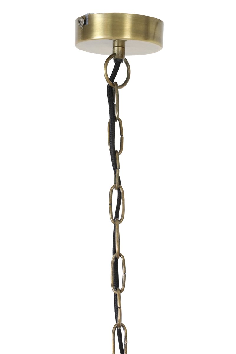 Een close-up van een plafondlamp van messing met een kettingschakel die naar beneden hangt. De ketting omsluit een zwart elektrisch snoer en de lamp heeft een ronde basis die aan het plafond wordt bevestigd.