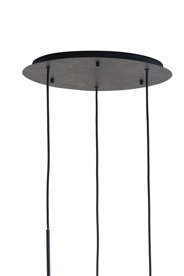 Ronde zwarte plafondarmatuur met drie dunne kabels die naar beneden hangen. De kabels zijn gelijkmatig verdeeld en lopen vanaf het centrale punt van de armatuur. De achtergrond is wit, wat het minimalistische ontwerp accentueert.