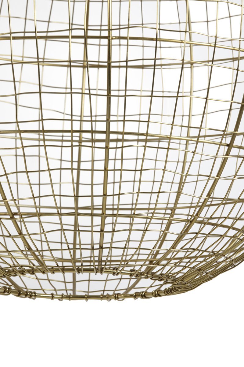 Close-up van een bolvormige draadframestructuur gemaakt van dunne, goudkleurige metaaldraden, met een ingewikkeld geometrisch patroon tegen een effen witte achtergrond.