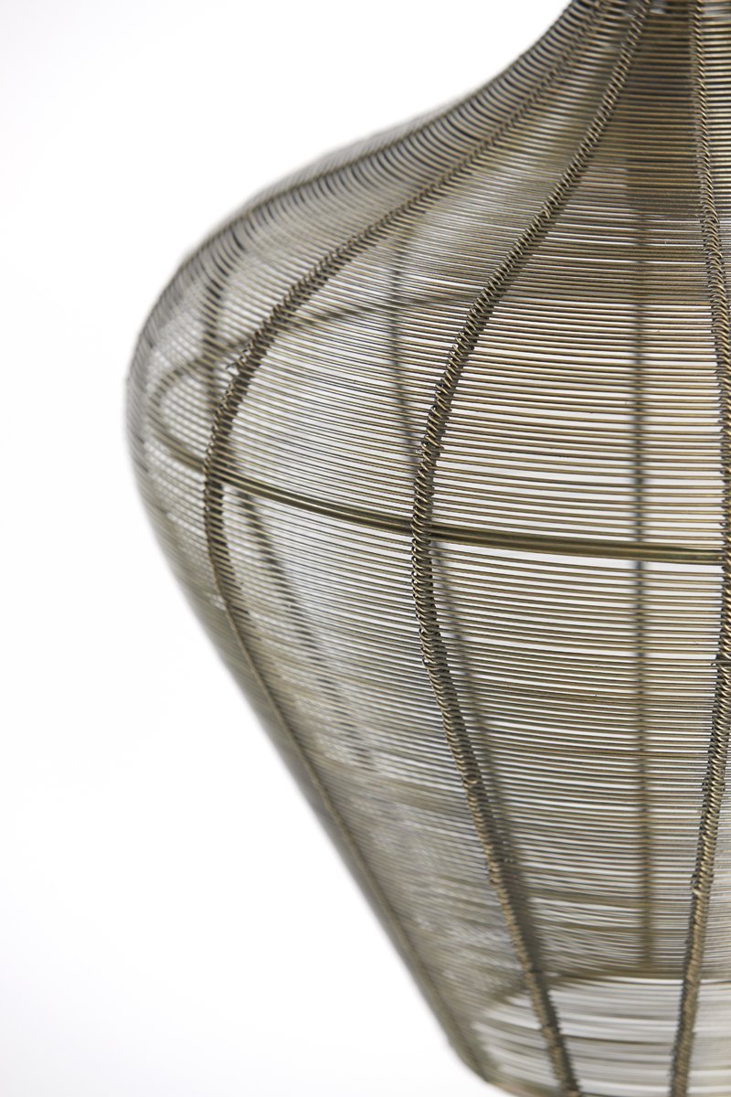 Close-up van een decoratief, verticaal georiënteerd draadframe met een bolvormige vorm. De metalen draden zijn dicht op elkaar geplaatst en vormen een rasterpatroon. De achtergrond is effen wit, wat het ingewikkelde ontwerp en de rondingen van de structuur benadrukt.