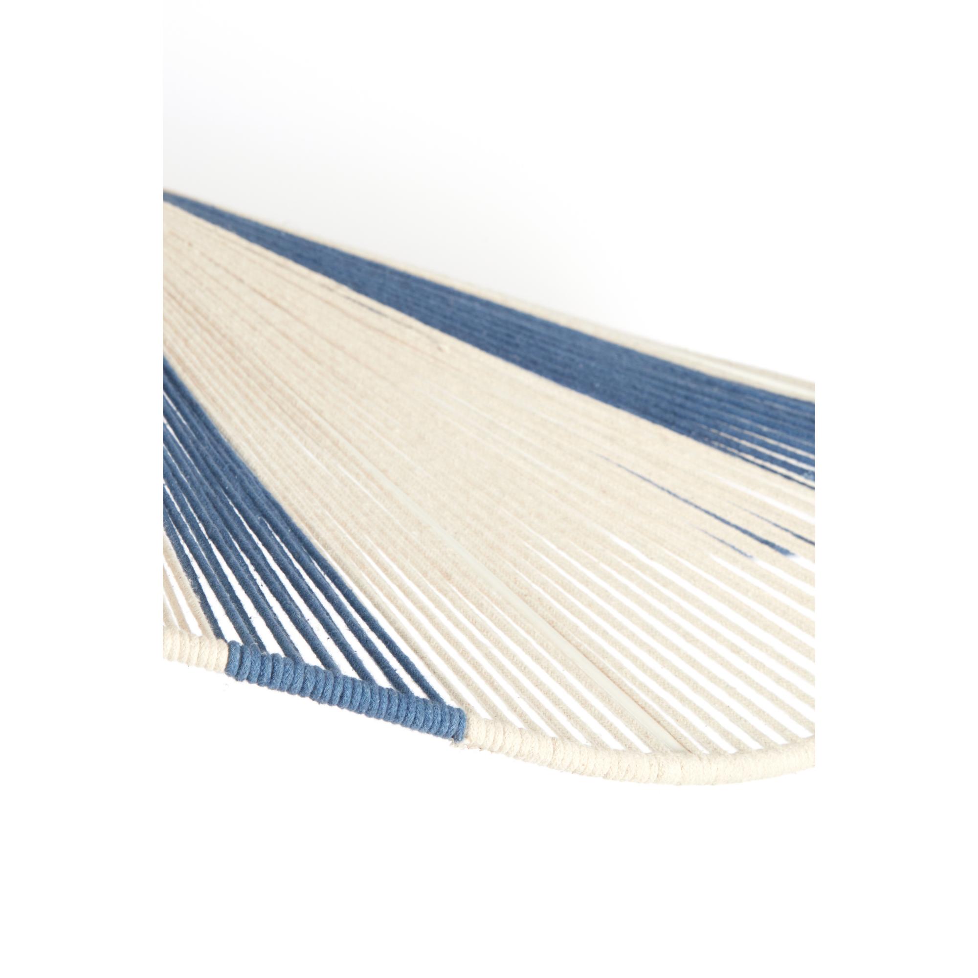 Close-up van een deel van een geweven hangmat met afwisselende blauwe en witte strengen. De foto richt zich op het ingewikkelde patroon en de textuur van het materiaal, met een witte achtergrond.