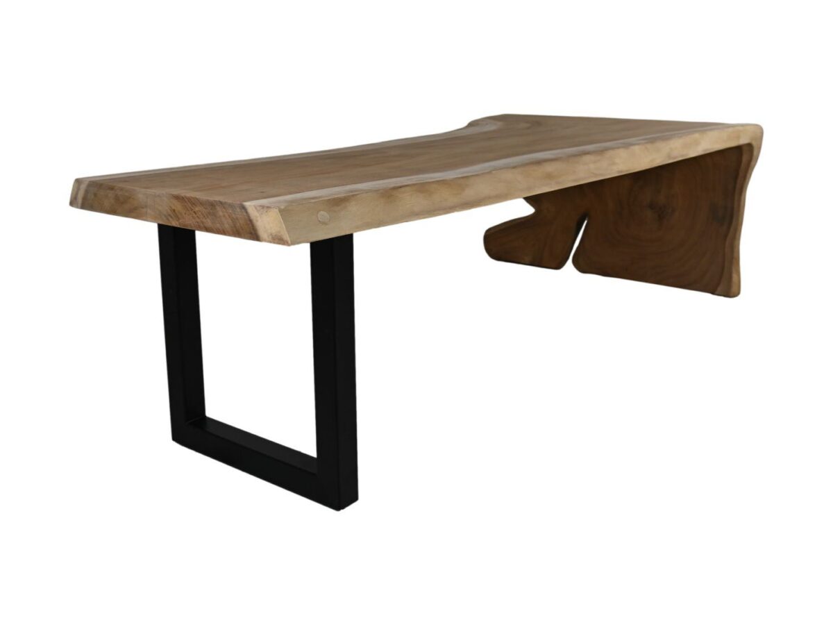 Een houten bank met een natuurlijk randontwerp. De zitting is gemaakt van een enkele plaat hout, waardoor de nerf en onregelmatige vorm zichtbaar zijn. De bank heeft een zwarte metalen poot aan de linkerkant en een massief houten steun aan de rechterkant.