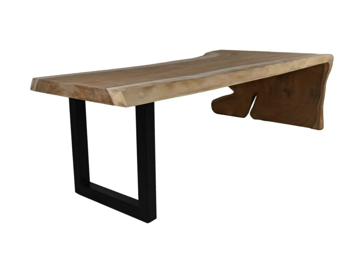 Een houten bank met een natuurlijk randontwerp. De zitting is gemaakt van een enkele plaat hout, waardoor de nerf en onregelmatige vorm zichtbaar zijn. De bank heeft een zwarte metalen poot aan de linkerkant en een massief houten steun aan de rechterkant.