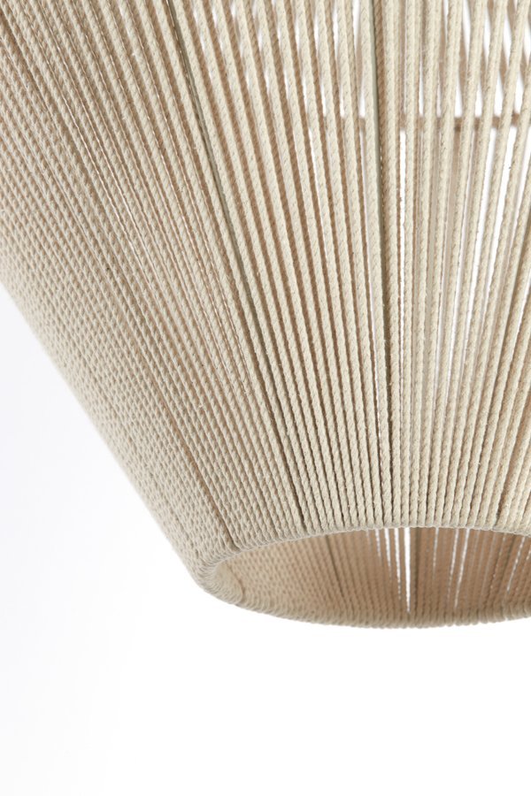 Close-up van een lichtbeige stoffen lampenkap met een gestructureerd, geweven patroon, dat zachtjes naar buiten uitwaaiert. Het ontwerp heeft verticale lijnen en oogt minimalistisch en modern tegen een witte achtergrond.