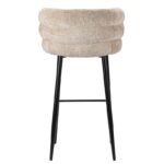 Een barkruk met een beige, gestructureerde, ronde, gewatteerde rugleuning en zitting, ondersteund door vier slanke zwarte poten. Het ontwerp is modern en minimalistisch, geschikt voor hedendaagse interieurs.
