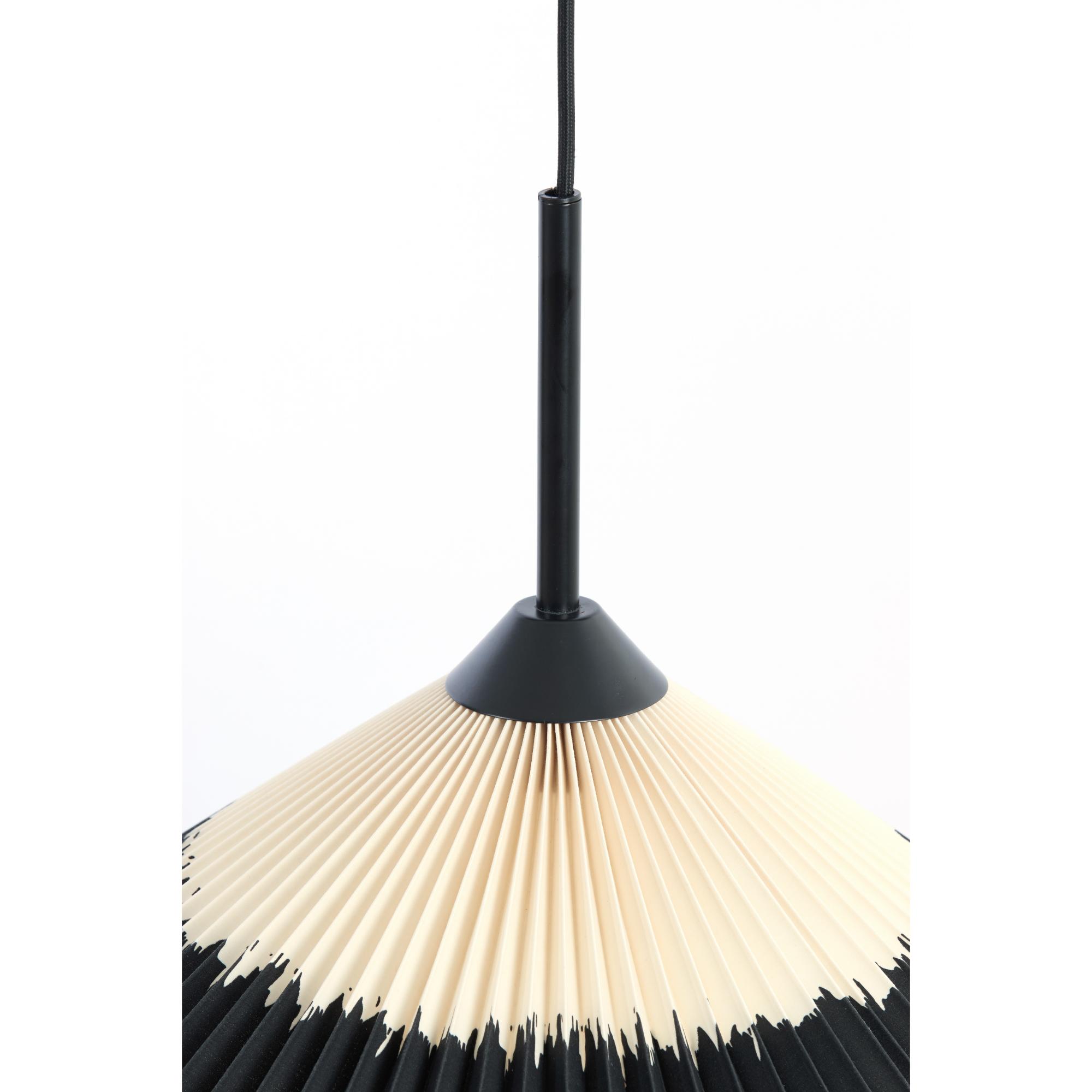 Close-up van een hanglamp met een geplooide, kegelvormige kap in een verloop van zwart naar beige. De lamp hangt aan een slanke zwarte staaf, tegen een witte achtergrond.