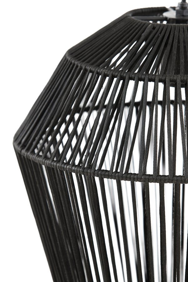Close-up van een zwarte wireframe lampenkap met een geometrisch ontwerp. De draden vormen een reeks verticale lijnen, wat een eigentijdse en minimalistische esthetiek creëert tegen een witte achtergrond.