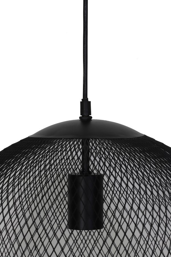 Close-up van een zwarte hanglamp van draadgaas die aan een snoer hangt. De lamp heeft een cilindrische lamphouder in een koepelvormige kap van gaas, wat een moderne, industriële look creëert.