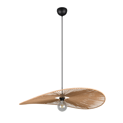 Moderne hanglamp met een grote, asymmetrische kap van geweven palmbladeren en één zichtbare gloeilamp, hangt aan een zwart snoer.