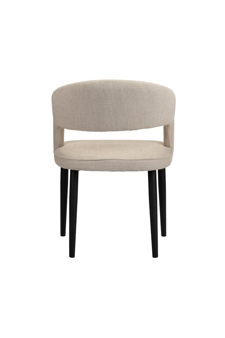 Een beige gestoffeerde stoel met een ronde rugleuning, een open ruimte eronder en vier zwarte poten, van achteren gezien tegen een witte achtergrond.