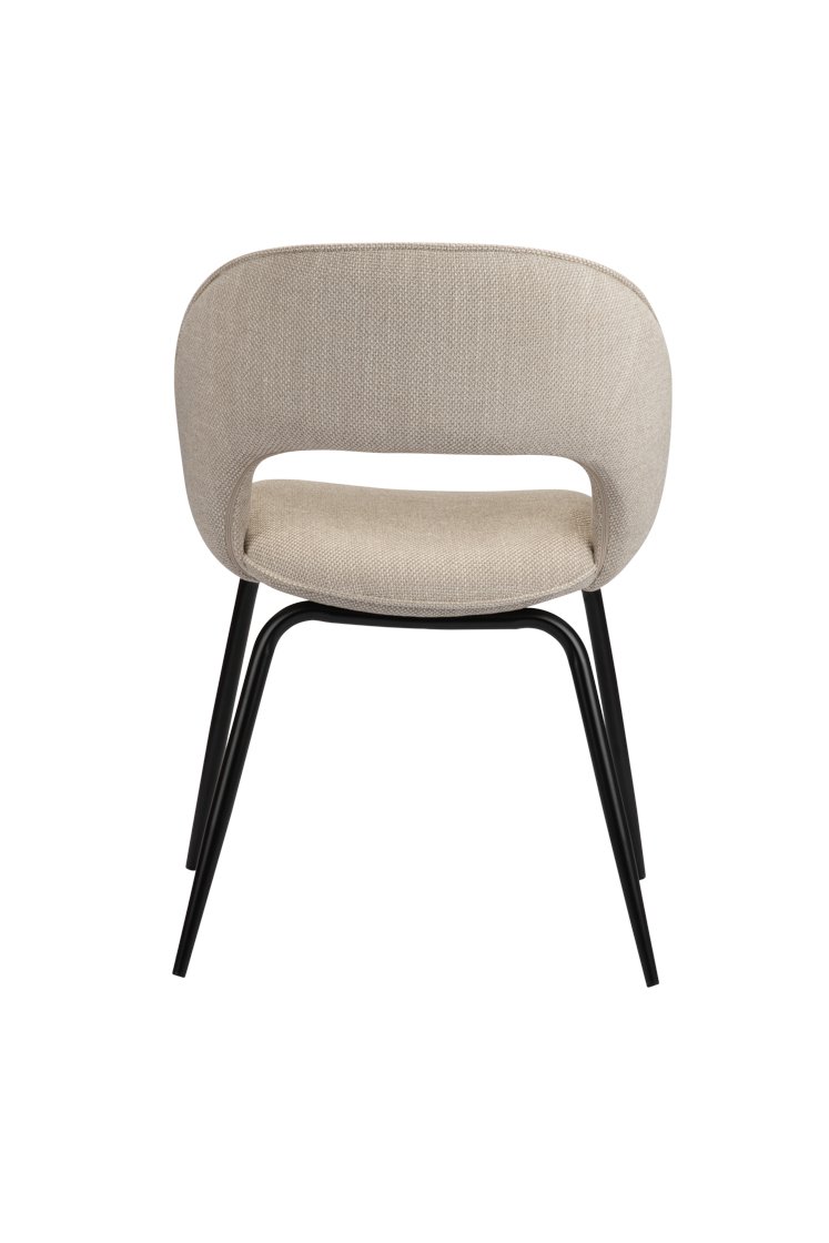 Een moderne stoel met een gebogen, gestoffeerde beige rugleuning en zitting. Het heeft strakke zwarte metalen poten. Het ontwerp is eenvoudig en eigentijds. De foto is genomen van achter de stoel tegen een witte achtergrond.