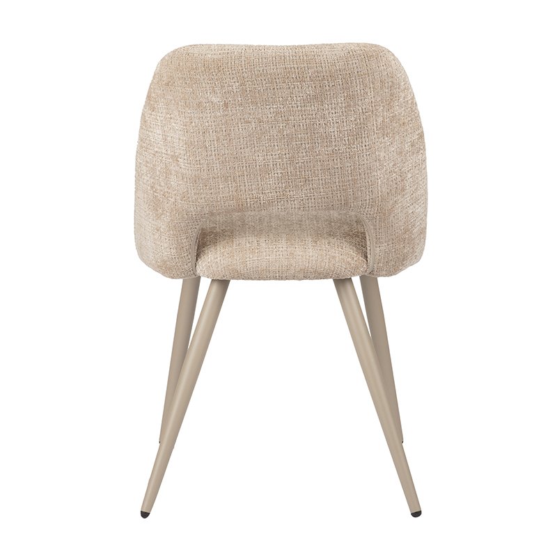 Een beige, getextureerde gestoffeerde stoel met afgeronde rugleuning en zitting, gezien vanaf de achterkant. Het heeft vier slanke, hoekige lichtbeige poten met kleine zwarte punten.