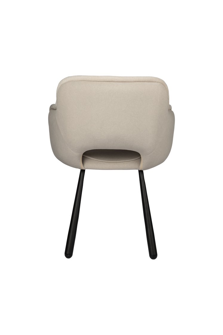 Een beige moderne stoel met een gebogen rugleuning en zwarte poten, van achteren gezien op een witte achtergrond.