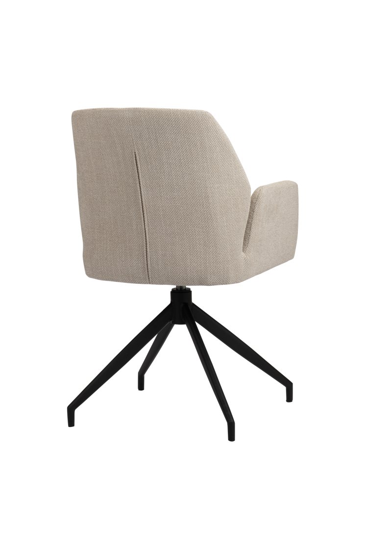 Een beige, met stof beklede bureaustoel met een zwarte, metalen draaivoet en vier poten. De stoel heeft een modern design met een licht gekantelde rugleuning en armleuningen, van achteren bekeken op een witte achtergrond.