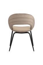 Beige gestoffeerde stoel met een ronde rugleuning en een opening eronder, ondersteund door vier slanke zwarte metalen poten, tegen een witte achtergrond.