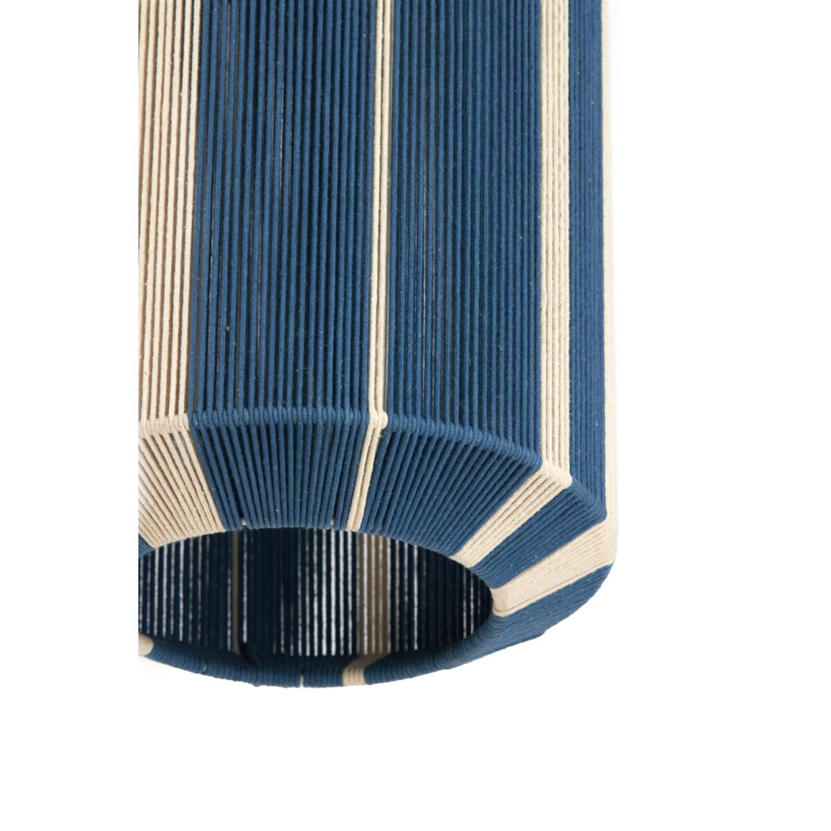 Close-up van een cilindrische lampenkap met verticale blauwe en witte strepen. Het oppervlak heeft een getextureerd, geribbeld uiterlijk en de onderkant van de lampenkap is zichtbaar, waardoor het holle interieur zichtbaar is.