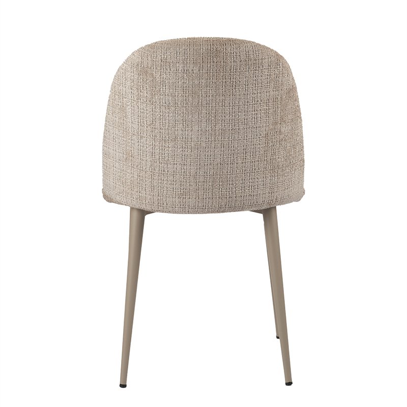 Een beige, gestoffeerde stoel, gezien vanaf de achterkant, met een ronde rugleuning en slanke, lichtgekleurde metalen poten op een witte achtergrond.