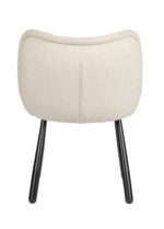 Beige, met stof beklede kruk met een gebogen zitting en zwarte metalen poten, gezien vanaf de voorkant.